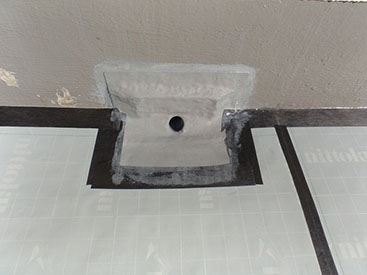 5.改修用ドレーン取付け 排水口に鉛製のドレーンを取り付けます。